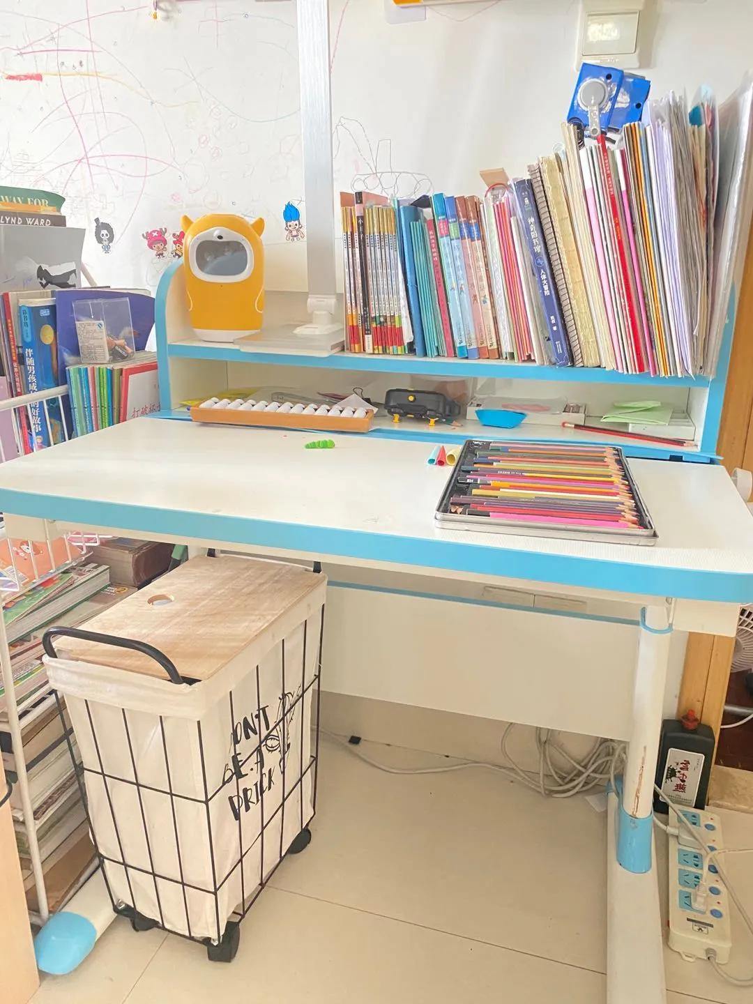 给孩子买学习桌好还是普通书桌好,儿童书桌要不要买学校同款