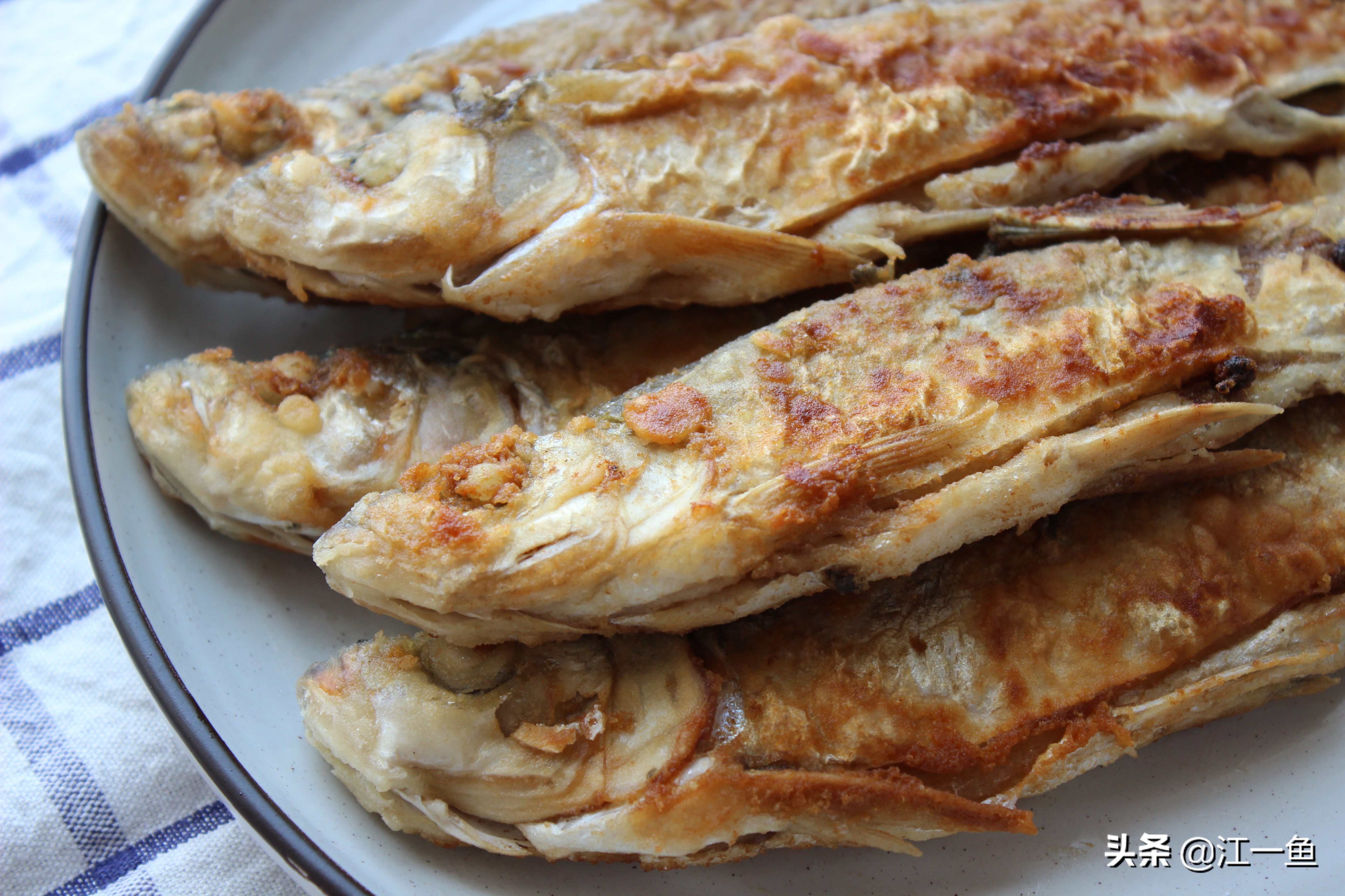 教你煎鱼技巧不掉皮又香酥,煎花鲢怎么不粘锅不掉皮