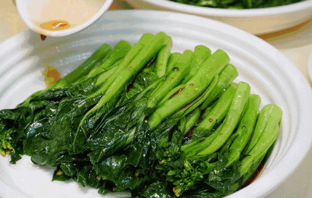 倒茶时对方敲三下桌子是什么意思,涨知识别人给你倒茶为何要敲三下