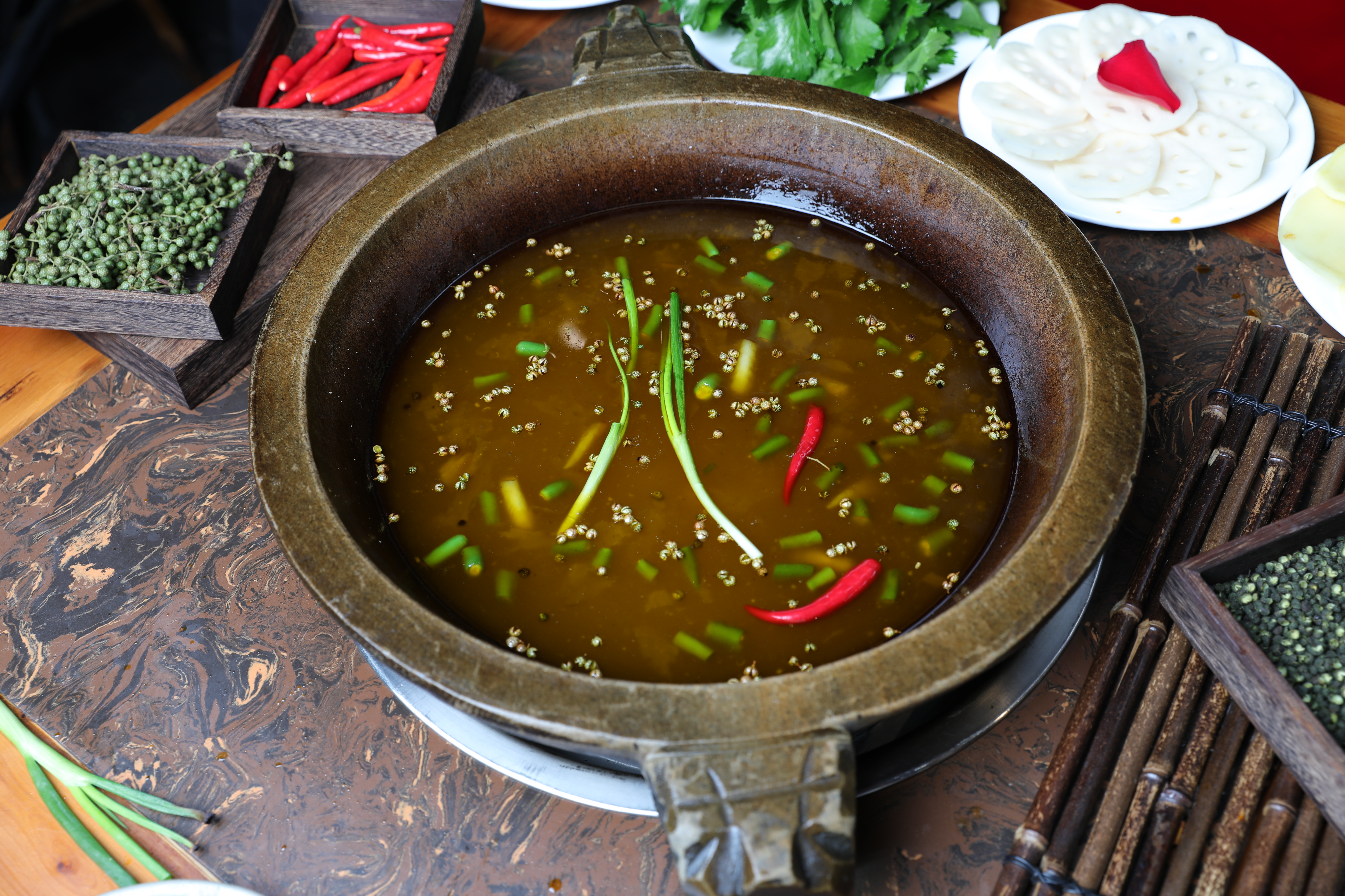 石锅苗苗鱼有几个加盟品牌,石锅苗苗鱼加盟多久回本