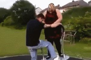 爆笑GIF图：办法是不错，就是要是老师从后门就来怎么办呀