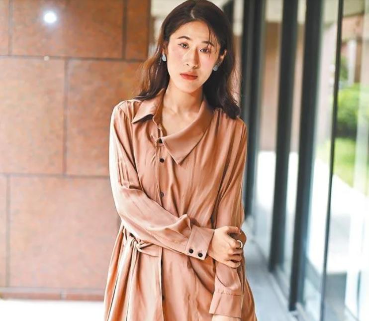 33岁女星百白自卑脸太长,自曝存12万准备整容,却被13家医院劝退