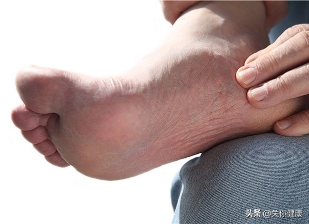 早晨起来脚底板疼怎么回事,早晨起床下地走路脚底疼