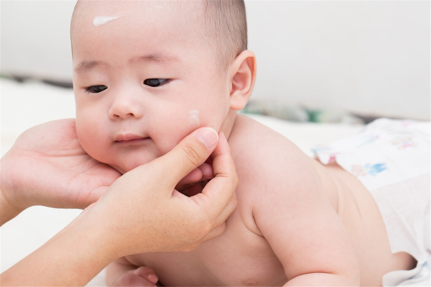 宝宝的皮肤一到秋天就干燥发红,宝宝秋季脸干燥发红怎么办