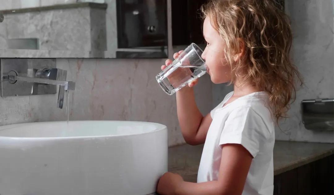 睡醒一觉嗓子干怎么回事,一觉睡醒嗓子又干又痛是怎么回事