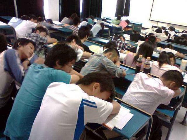 睡觉时脚踩空是不是意味着长高,睡觉时一脚踩空是什么征兆