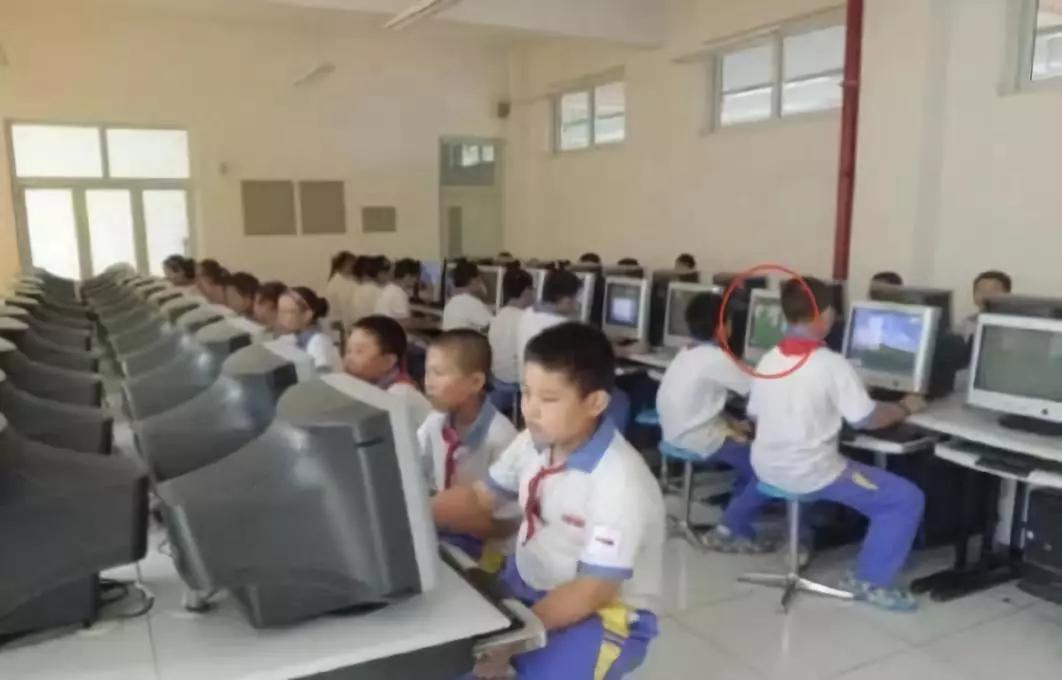 穿鞋套上课的日子－－你还记得吗？