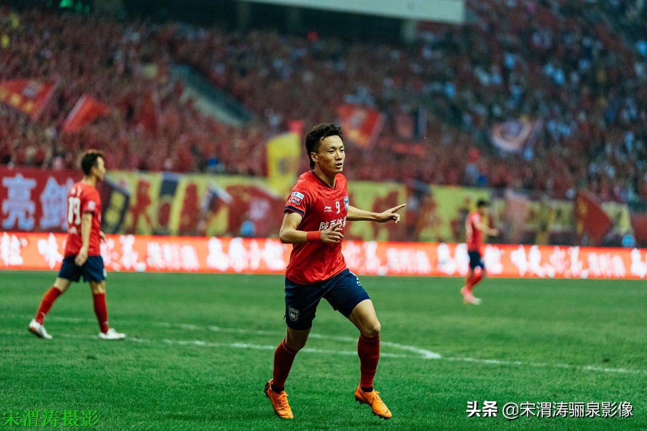 他有意识，脚下的控球和突破技术，任意球出色，左脚打门力量奇大