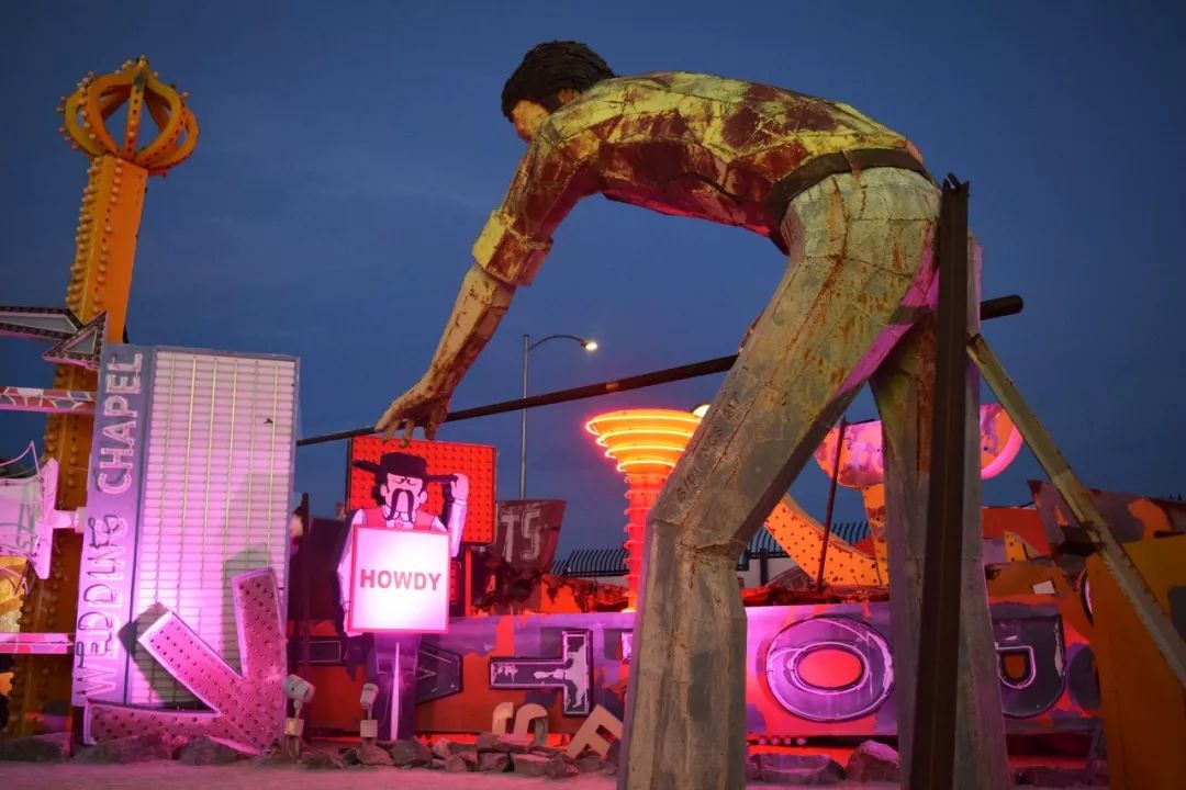 你看这把吉他辣么大，快把它拍下来