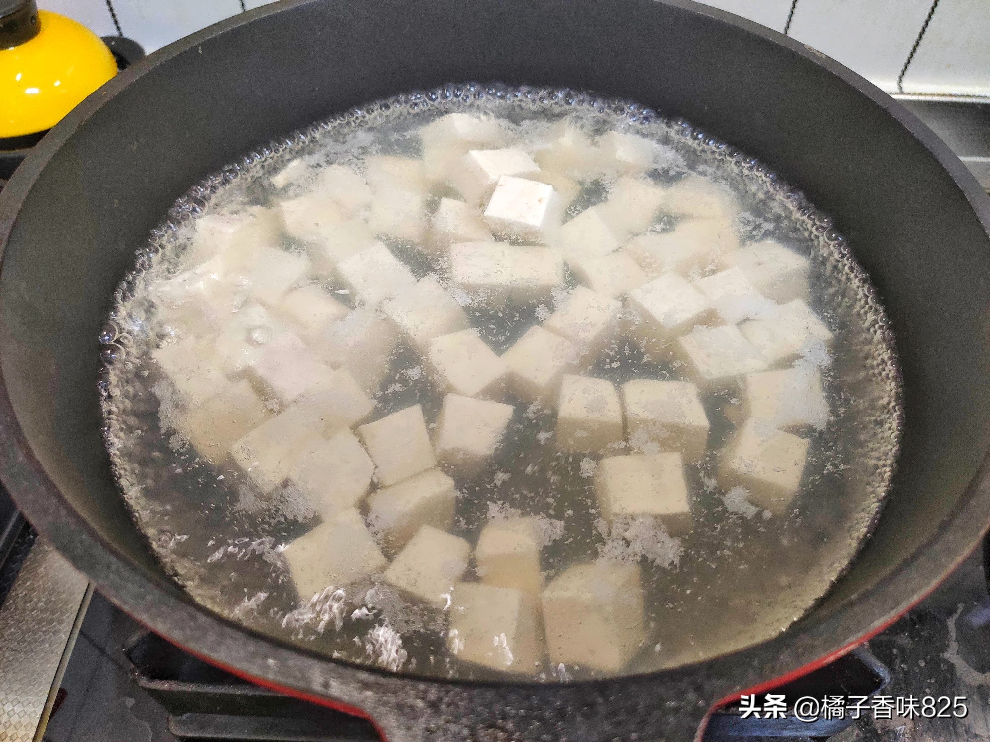 赶在春天的小尾巴抓紧吃香椿，再贵也要给家人吃，简单拌一拌就成