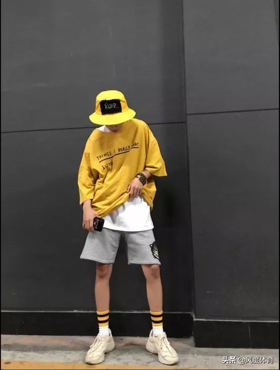 颜值高大长腿还会穿,谁高中没有暗恋过这样一个体育生?