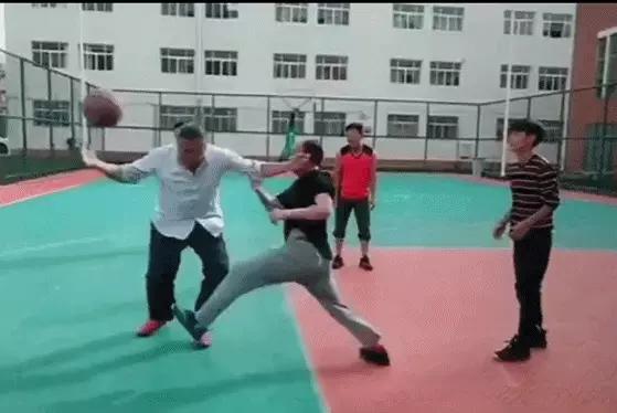 打篮球进攻致对方受伤需要赔偿吗,球场上犯规致人受伤需要赔偿吗