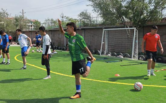 买买提篮球运动员,买买提踢足球