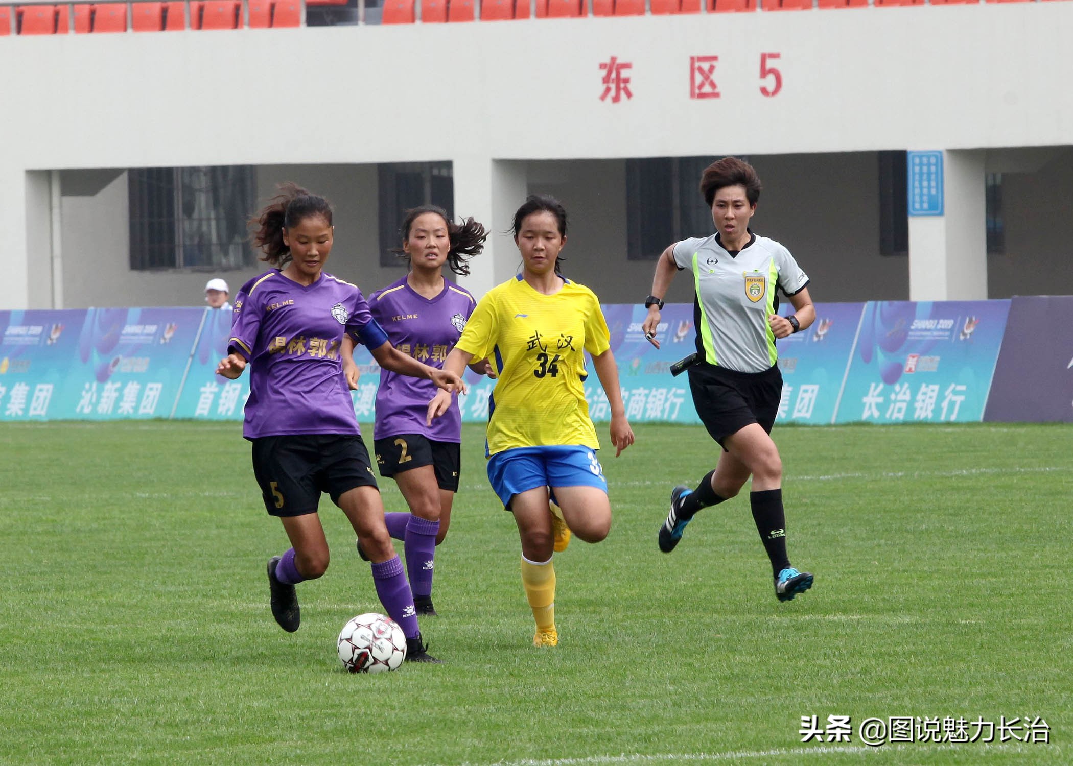 足球球员受伤瞬间,盘点足球比赛上的精彩瞬间