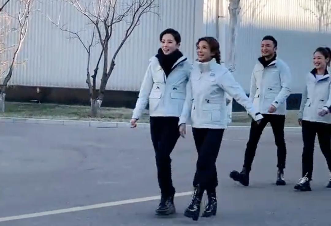 央视一哥是康辉还是任鲁豫,任鲁豫康辉走方阵视频