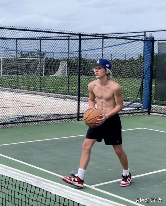 贝克汉姆晒小儿子克鲁兹工作照,克鲁兹贝克汉姆秀肌肉