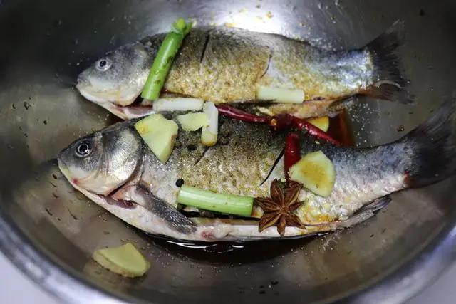 鱼刺卡喉咙一招搞定小窍门,卡鱼刺在喉咙吃醋有用吗