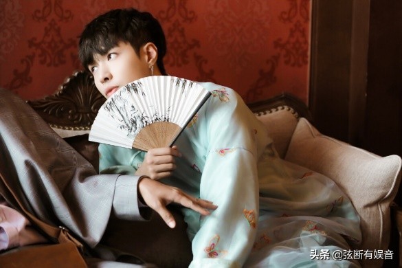 张艺兴井柏然央视主持人采访,张艺兴暖心的细节