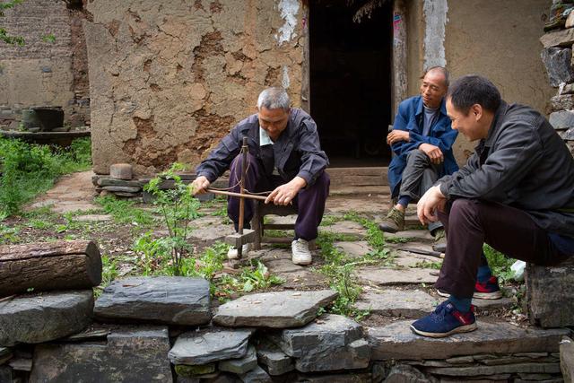 “人老了，儿女不赡养老人怎么办？”4位老人给出4种方法，聪明