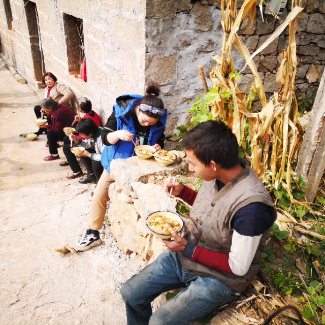 贫困山区留守老人吃饭,80岁以上的留守老人吃饭问题