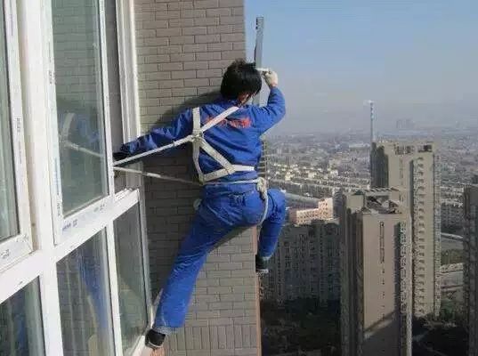 空调安装工安装一台空调多少钱,空调安装工现状