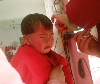 为什么孩子会恐惧理发？学会这四招，让孩子更好配合理发