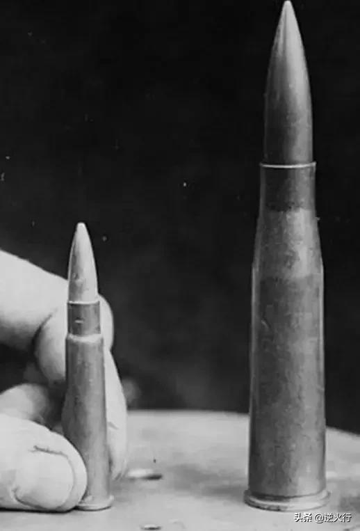 重量超过100斤的反坦克步枪，*弹子**比手还长，上膛动作就像上发条