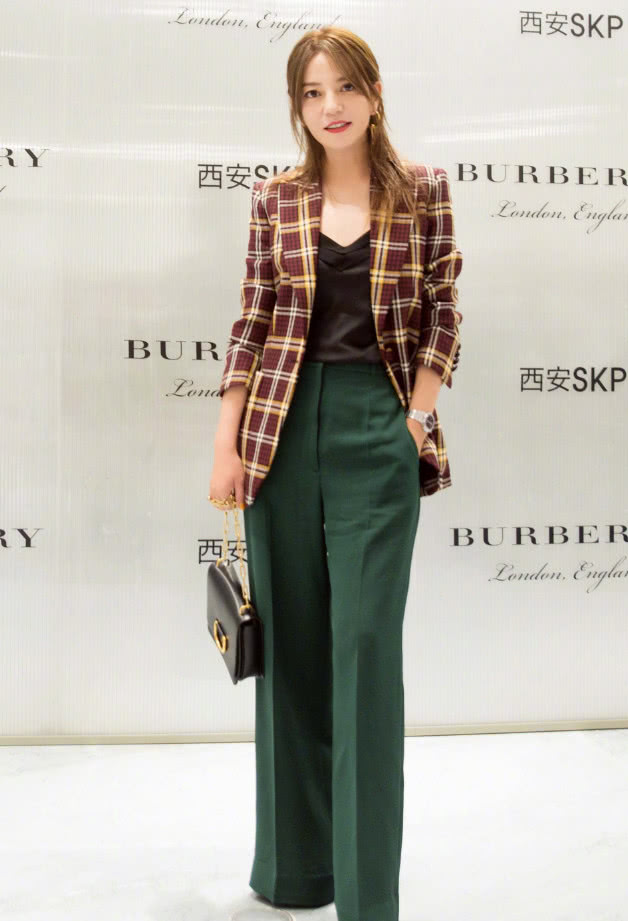 赵薇的时尚我不懂，好好的“冬瓜鞋”非要切个口，是给脚趾呼吸？