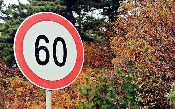在高速上突然看到限速60怎么办,高速指示牌限速120导航报100