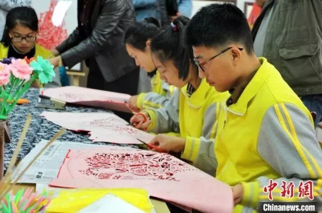 拾事——不负芳华，无愧岁月。春蚕蜡炬，桃李三千