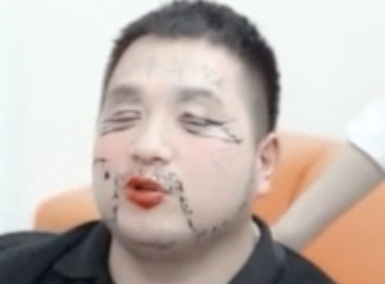 不是自己的脸就随便化!易烊千玺给自己化妆很细致,给胖虎就不同