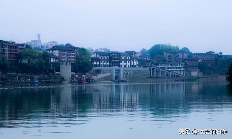 重庆旅游打卡老街磁器口,重庆自驾凤凰古城游记