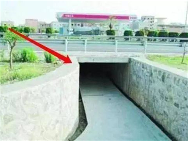 高速错过出口倒车会被发现吗,高速出口处进错了通道可以倒车吗