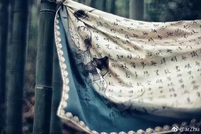 从服装外企高管到独立设计师，她把文学作品做成丝巾系在脖子上