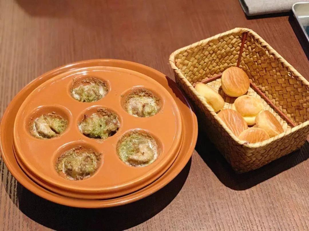 炎热的夏天,社畜需要一个安静的小酒馆