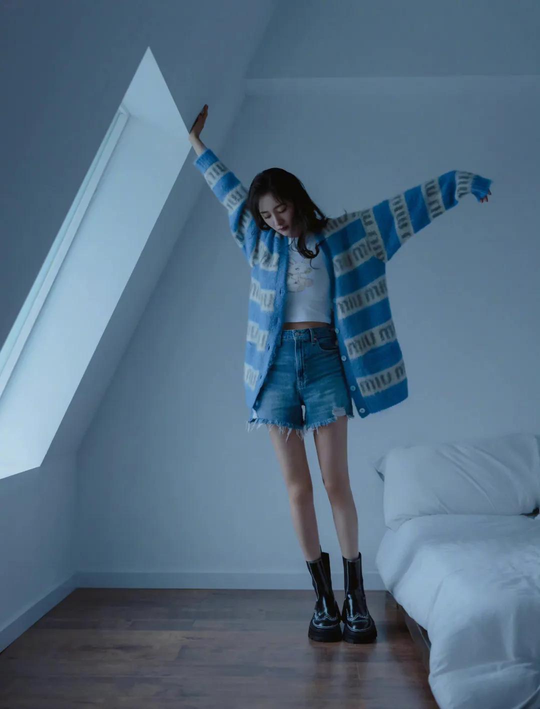 杨幂穿连体短裤时尚大片,杨幂现身粉色风衣配短裤