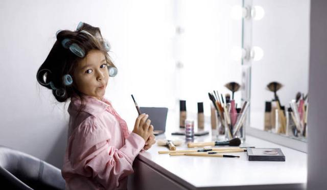 妈妈上厕所孩子吃东西,妈妈上厕所宝宝吃东西