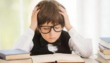 小学女孩眼睛近视配眼镜,小孩近视了家长不给配眼镜怎么办