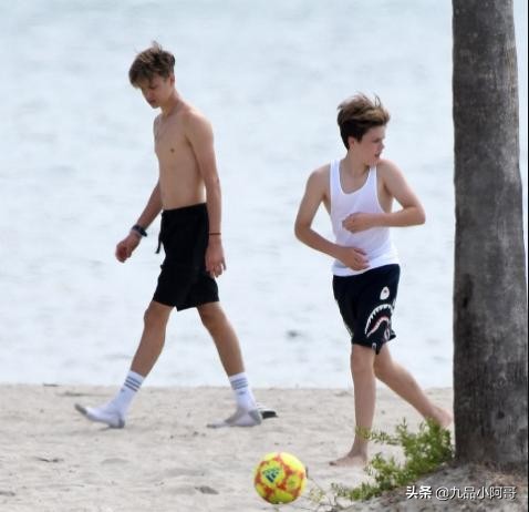 兄妹俩踢足球,贝克汉姆和小七踢足球