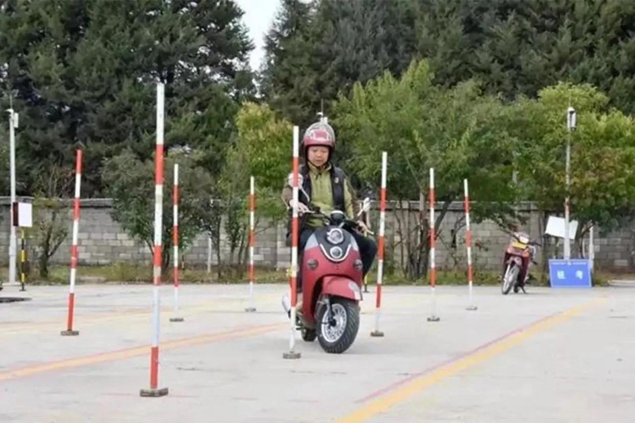 考电动三轮车驾照报名需要什么,考电动车三轮车驾驶证理论怎么考