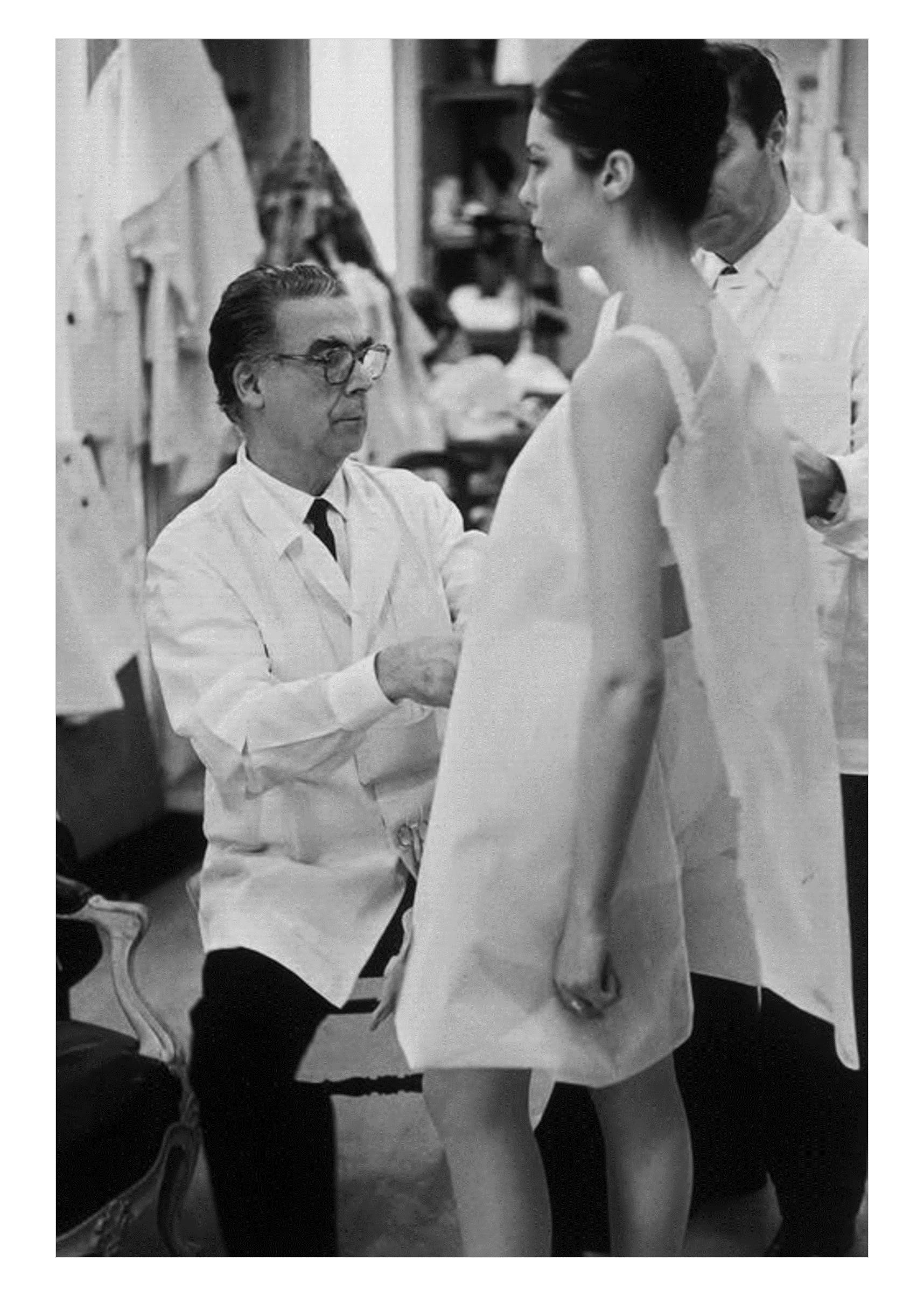 穿上他设计的衣服，你的驼背小肚子全没了，变身气质仙女