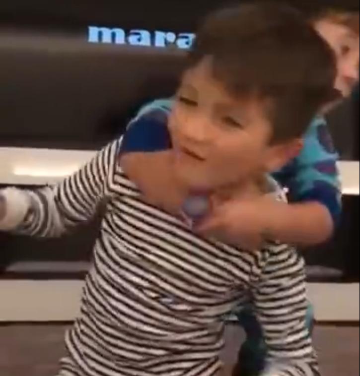 梅西暖心感人时刻,梅西和他的三儿子暖心互动