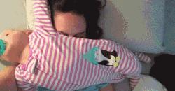 贾玲在沙发上翘二郎腿搞笑图片,贾玲跷二郎腿动图下载