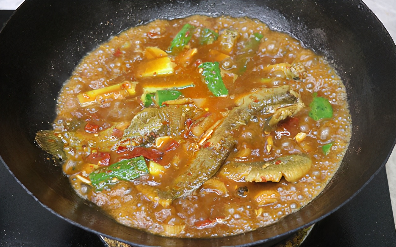 爆炒泥鳅鱼的家常做法川味,川味蒜苔炒泥鳅的家常做法