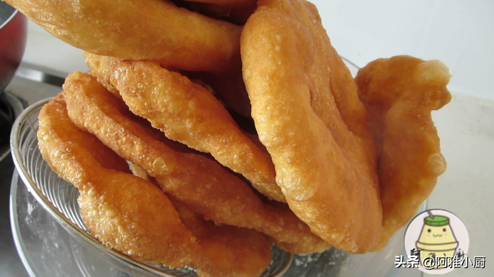 蓬松酥软的油饼,葱花油饼怎么炸才酥软好吃视频