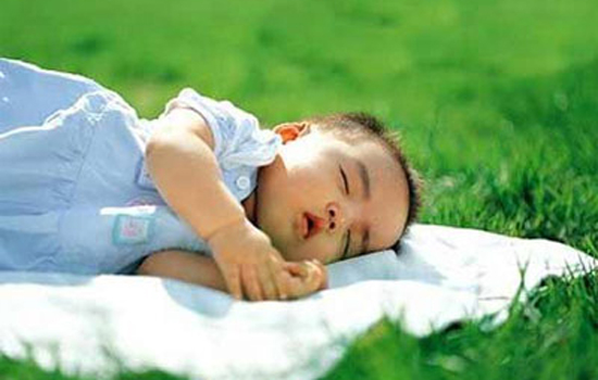 髋关节发育不对称怎么办,腿纹不对称髋关节发育不良