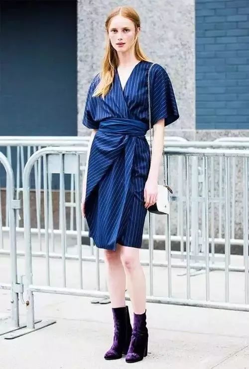 酒红色靴子怎么搭配裙子,驼色靴子黑色裙子怎么搭配衣服