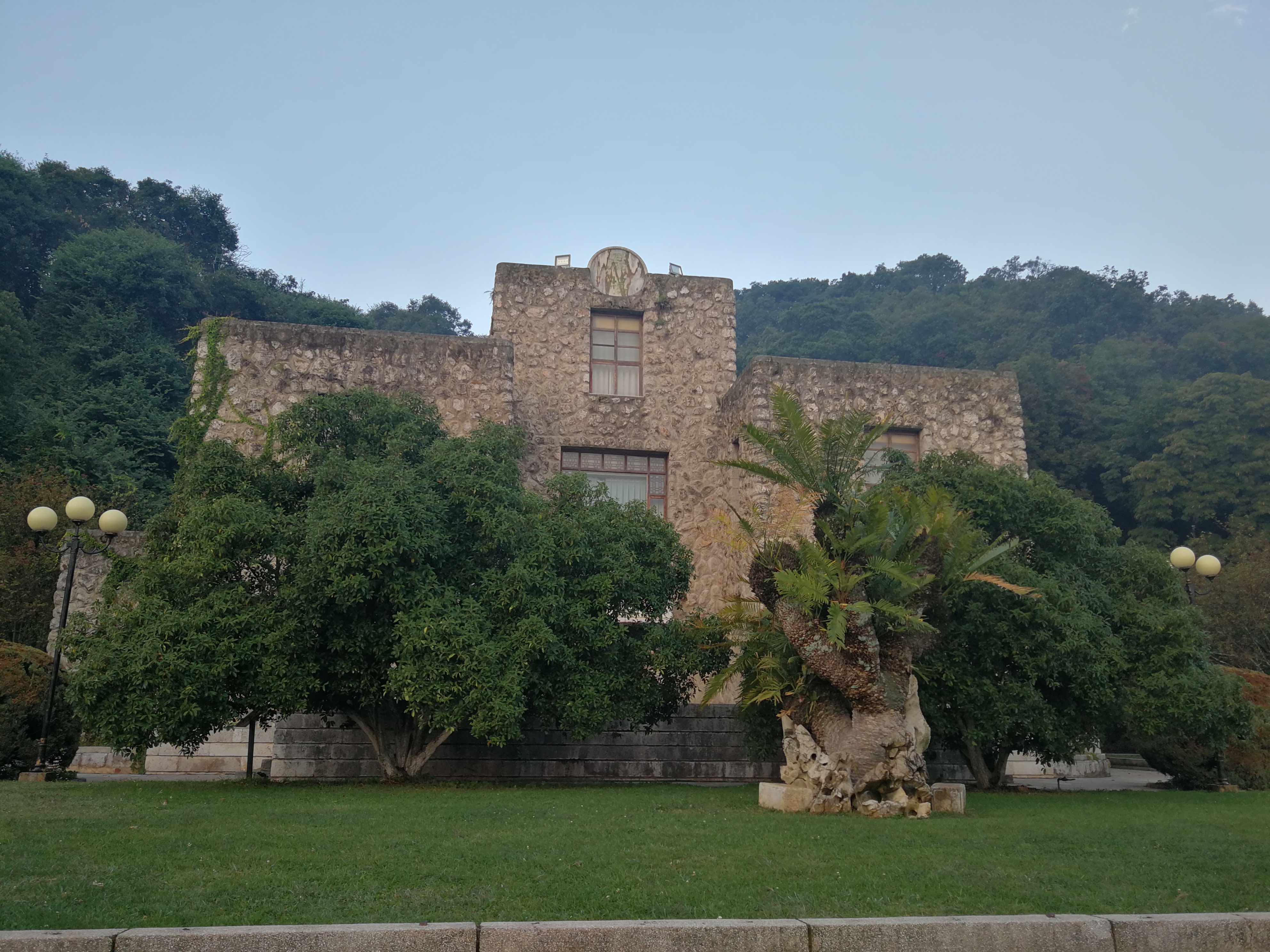 庾澄庆滇池,滇池边西山下神秘别墅