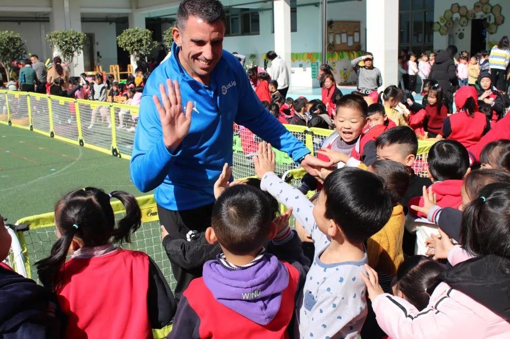 西班牙足球外教到曹溪中心幼儿园“趣”指导，玩“转”足球乐开怀
