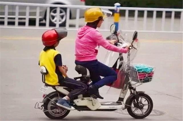 电动车后座不能载人,家长愁云密布,专家给出4种解决方案